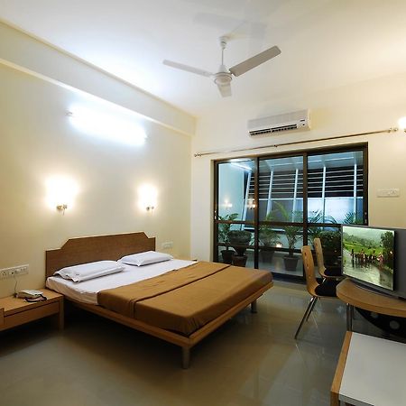 Hotel New Holiday Plaza Нашик Екстер'єр фото