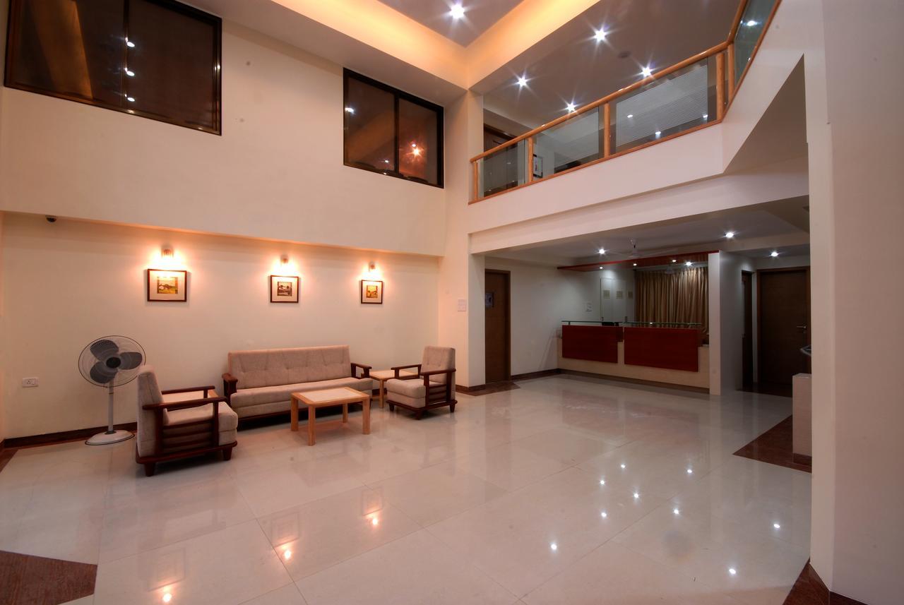 Hotel New Holiday Plaza Нашик Екстер'єр фото