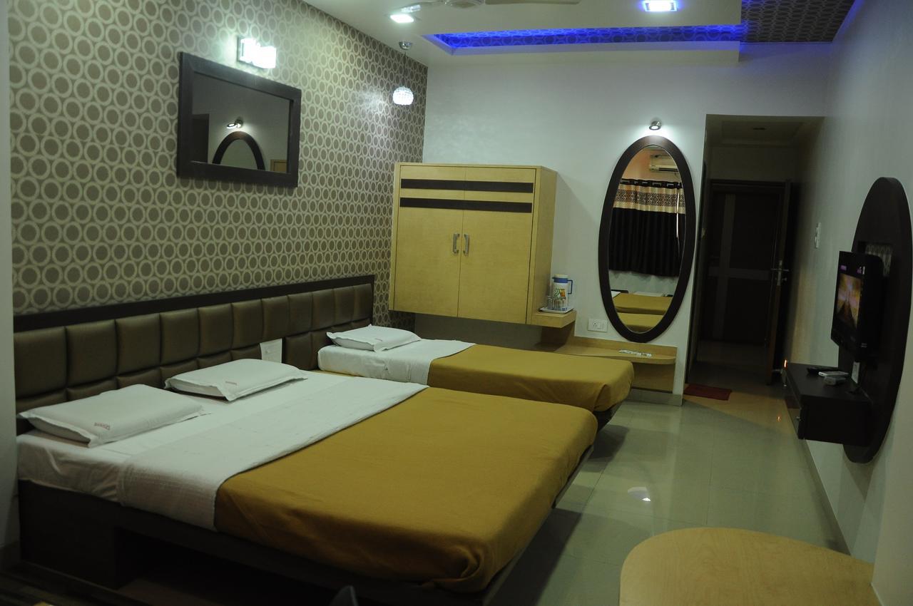 Hotel New Holiday Plaza Нашик Екстер'єр фото