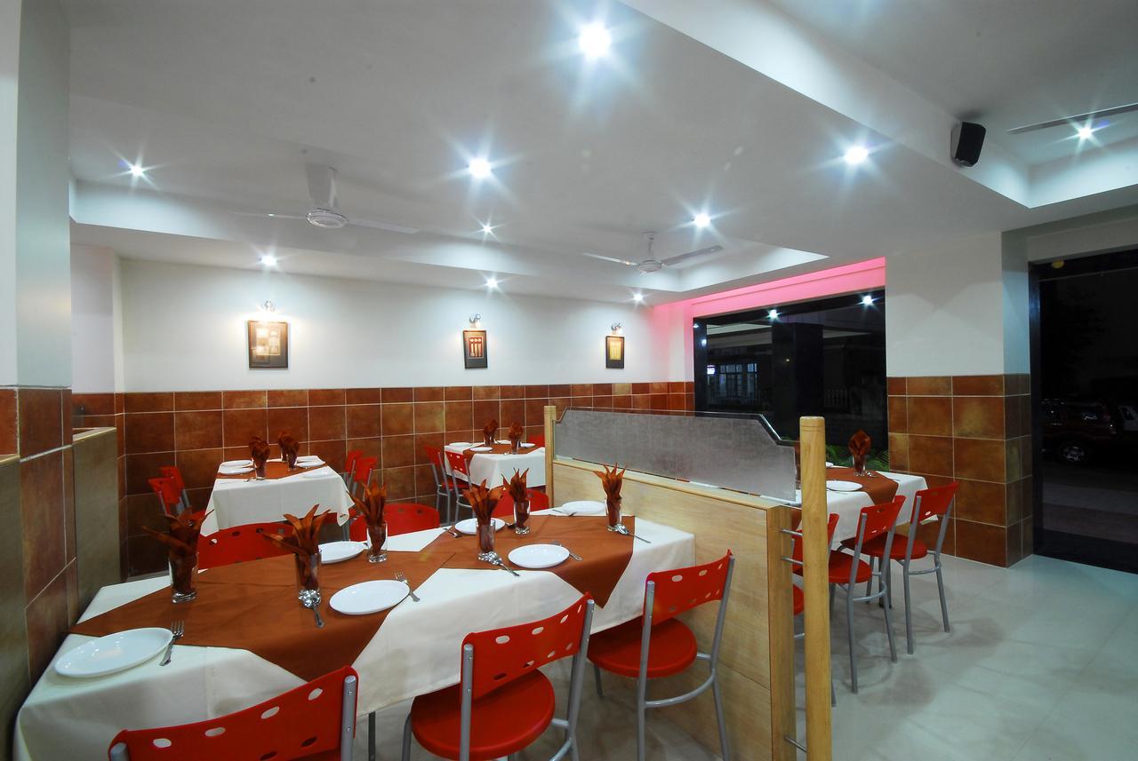 Hotel New Holiday Plaza Нашик Екстер'єр фото