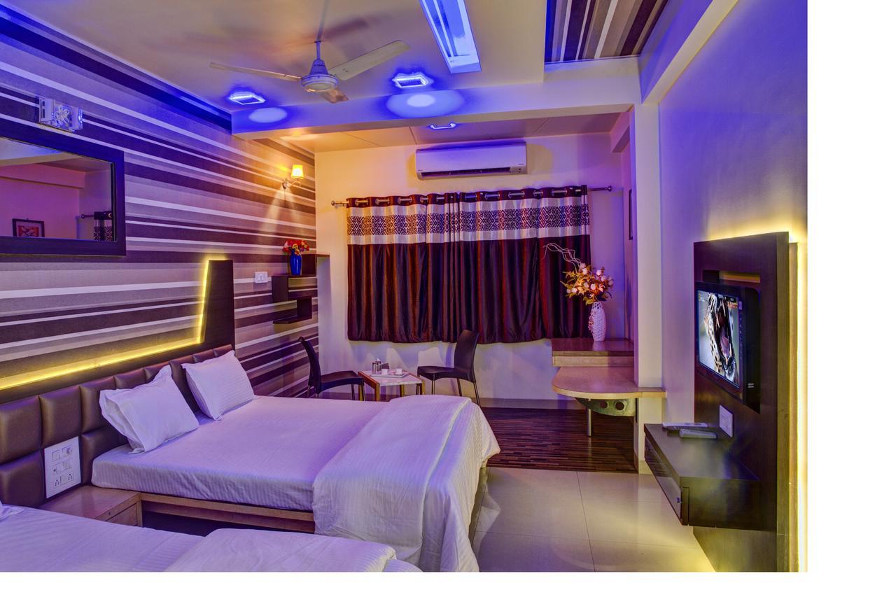 Hotel New Holiday Plaza Нашик Екстер'єр фото